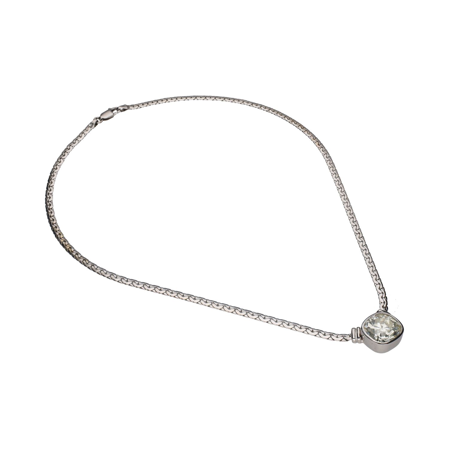 Collar realizado en oro blanco con un brillante.