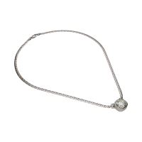 Collar realizado en oro blanco con un brillante.