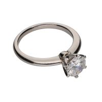 Sortija solitario en oro blanco con un brillante. Talla 12.