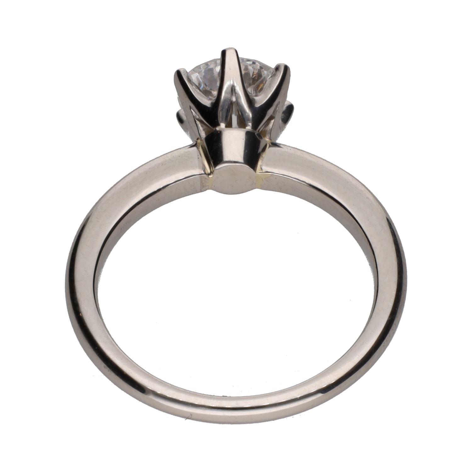 Sortija solitario en oro blanco con un brillante. Talla 12.