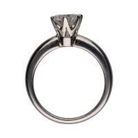 Sortija solitario en oro blanco con un brillante. Talla 12.