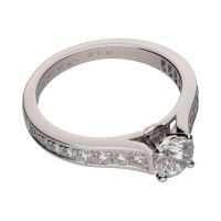 Sortija solitario de cartier en platino con brillantes central y en brazos. Talla 49.