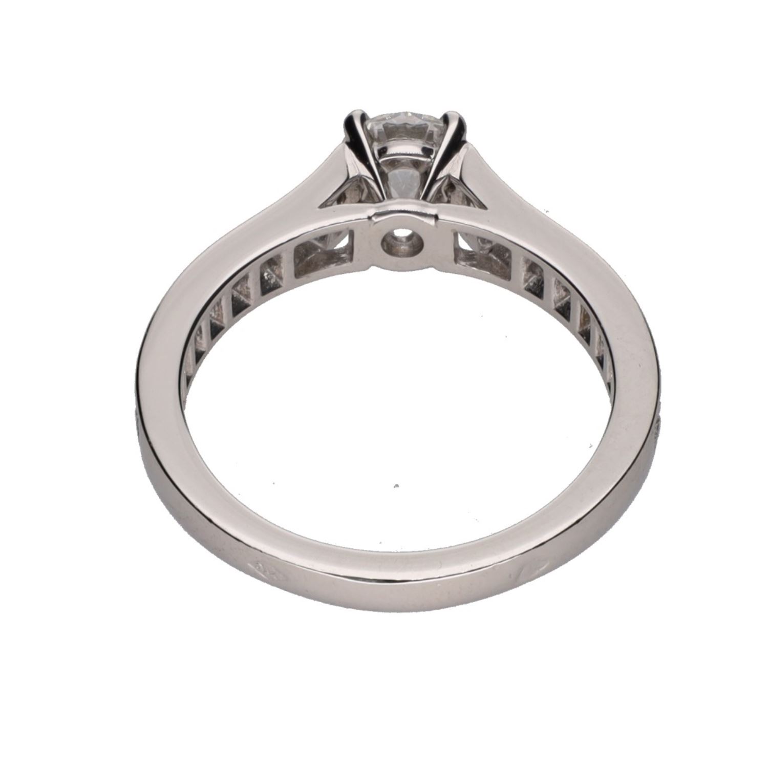 Sortija solitario de cartier en platino con brillantes central y en brazos. Talla 49.