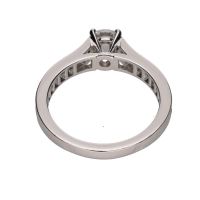 Sortija solitario de cartier en platino con brillantes central y en brazos. Talla 49.