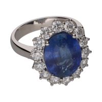 Sortija en oro blanco con zafiro central y orla de brillantes. Talla 14.