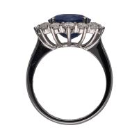 Sortija en oro blanco con zafiro central y orla de brillantes. Talla 14.