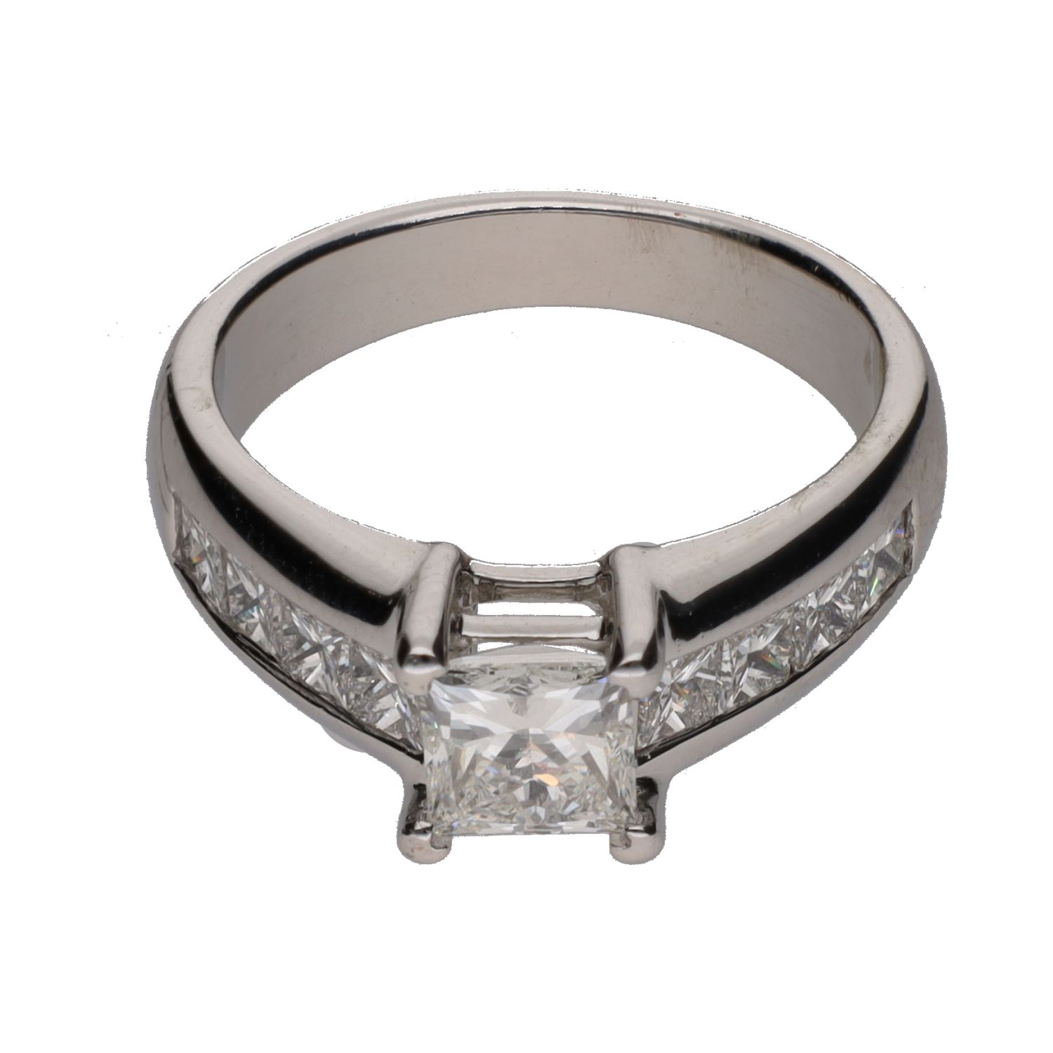 Sortija solitario en oro blanco con brillantes princesa. Talla 9.