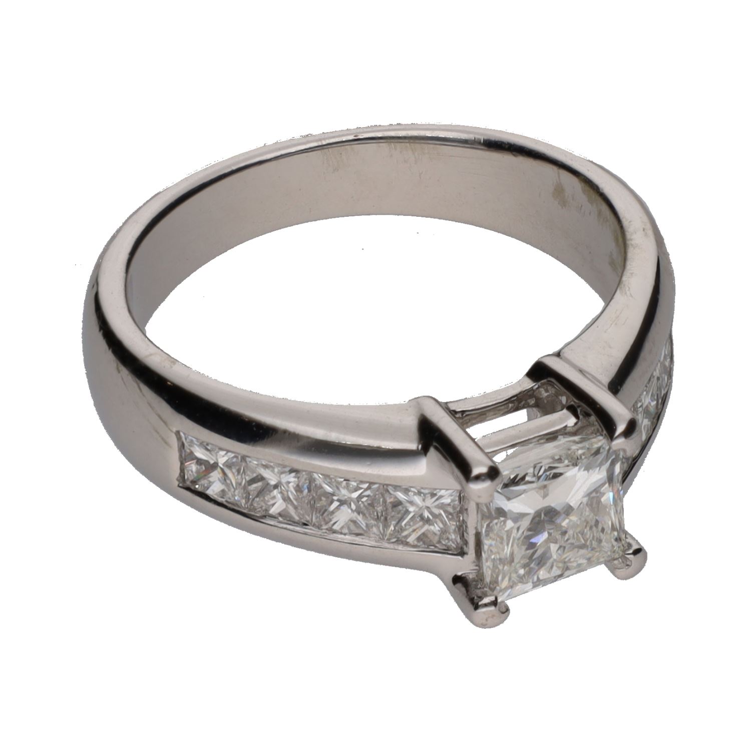 Sortija solitario en oro blanco con brillantes princesa. Talla 9.