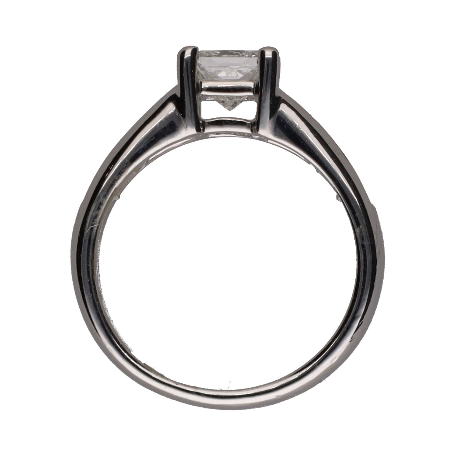 Sortija solitario en oro blanco con brillantes princesa. Talla 9.