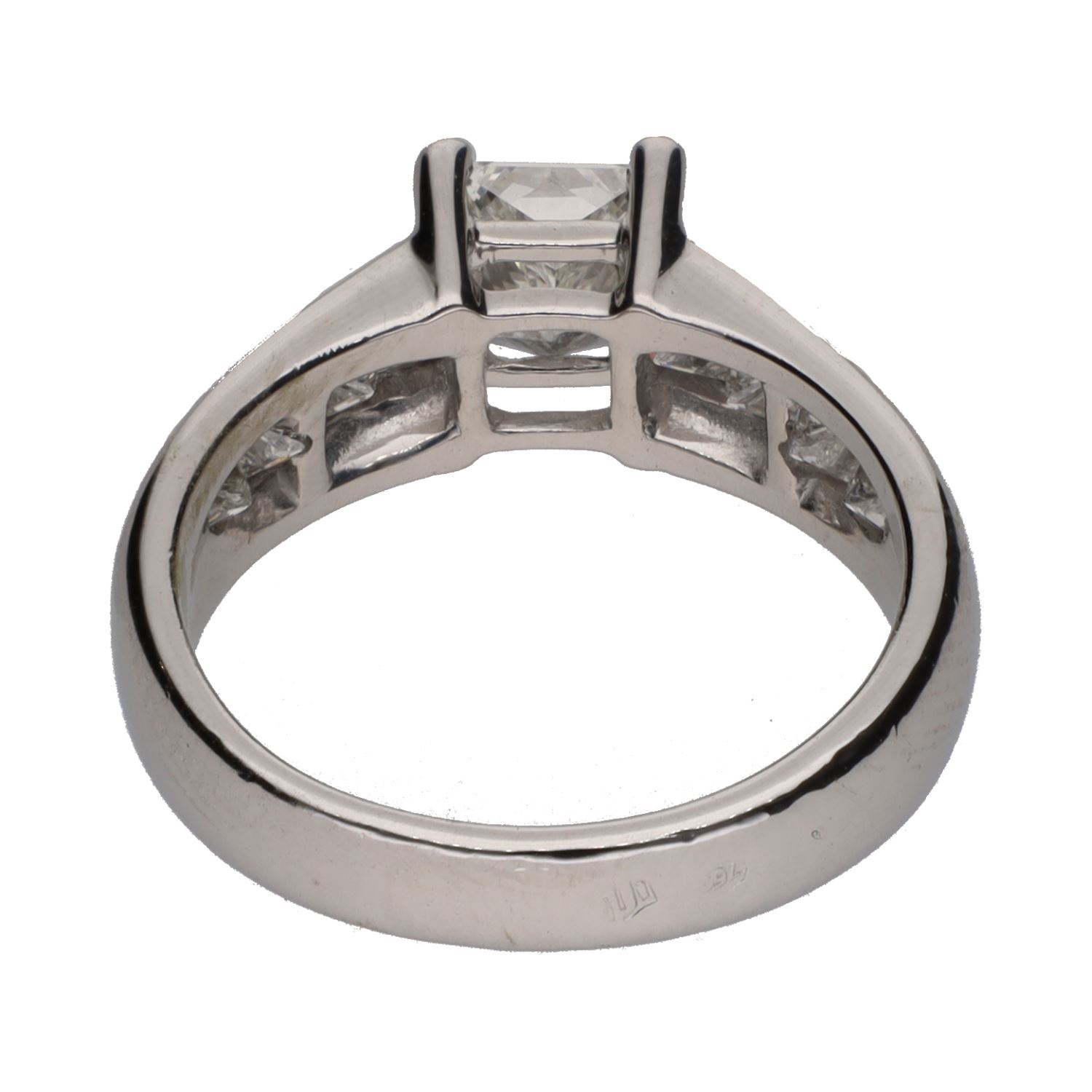 Sortija solitario en oro blanco con brillantes princesa. Talla 9.