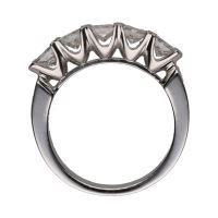 Sortija cinquillo en oro blanco con brillantes princesa. Talla 8.