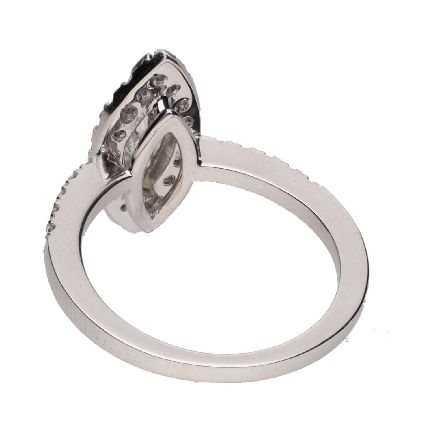 Sortija en oro blanco con diamante marquise. Talla 13.