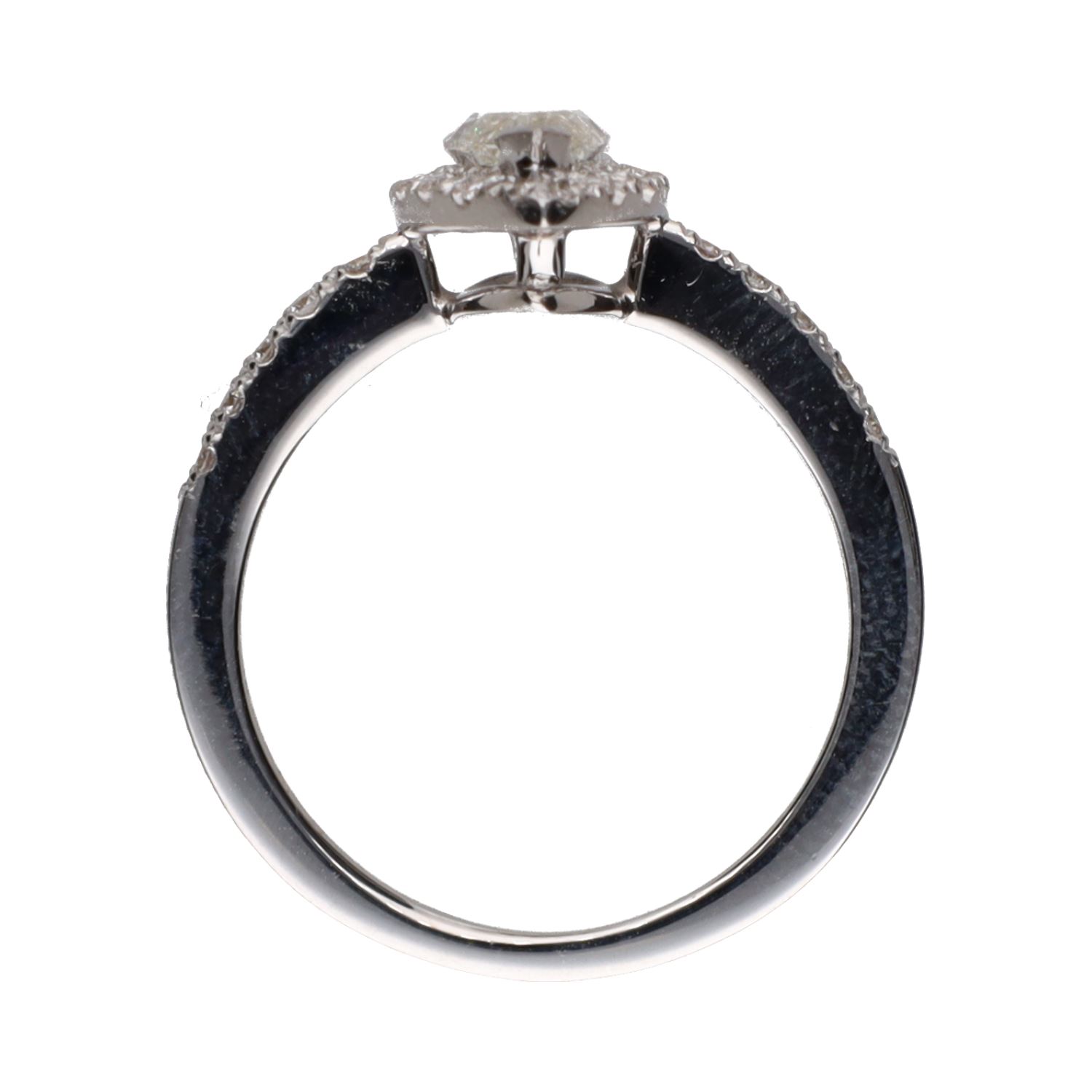 Sortija en oro blanco con diamante marquise. Talla 13.