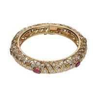 PULSERAS<BR>PULSERA RÍGIDA EN ORO AMARILLO CON RUB...