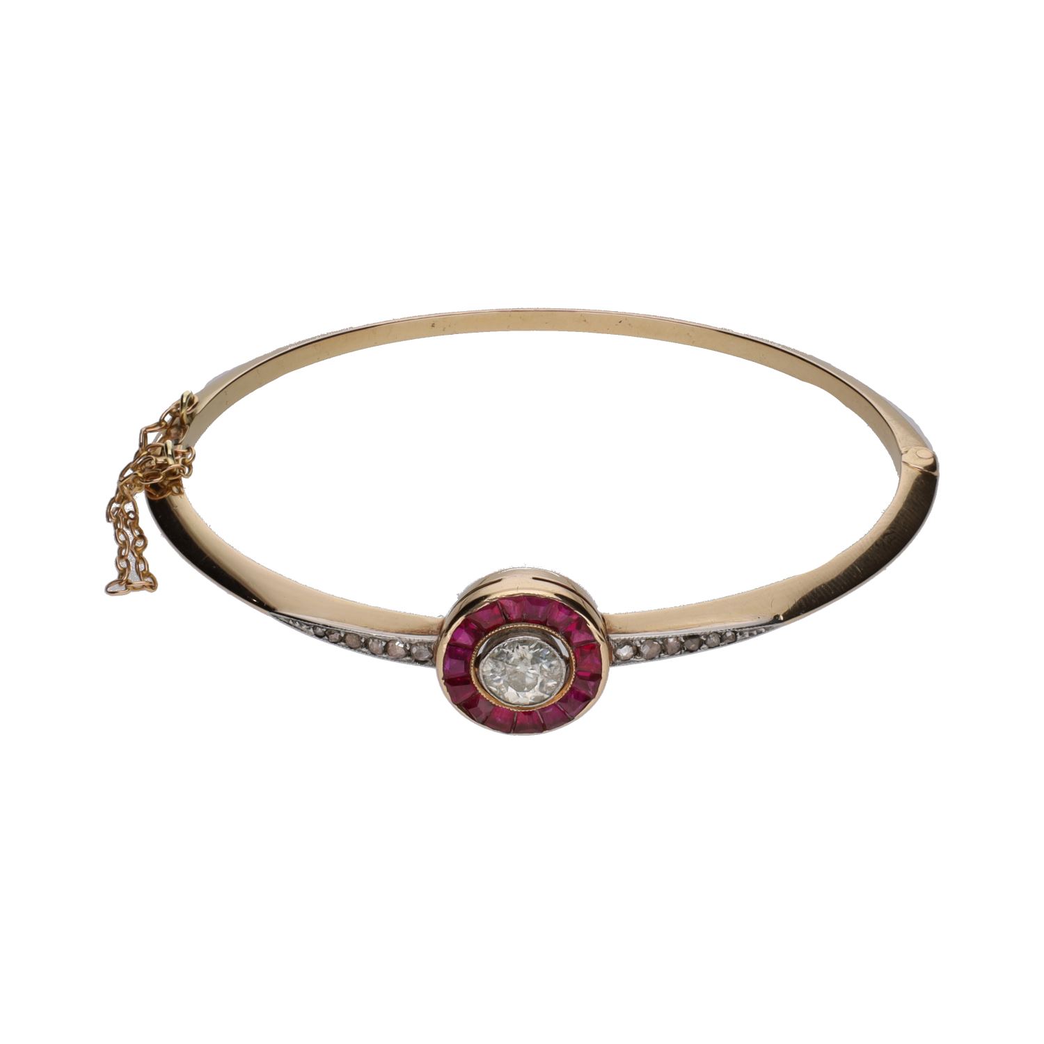 Pulsera rígida antigua en oro amarillo con diamantes y rubíes.