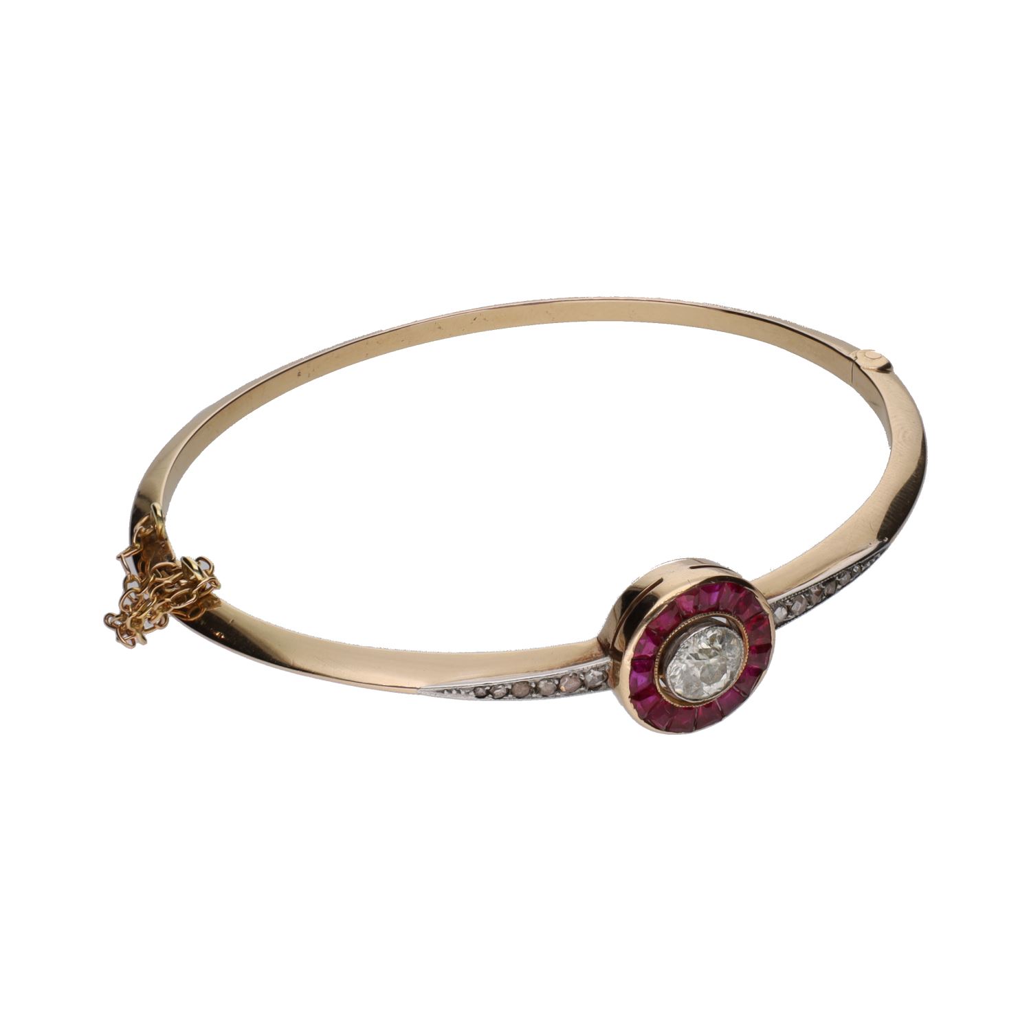 Pulsera rígida antigua en oro amarillo con diamantes y rubíes.