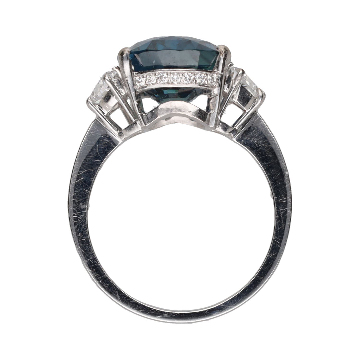 Sortija en oro blanco con zafiro y brillantes. Talla 14.