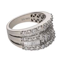 Sortija ancha en oro blanco 14k con diamantes. Talla 14.