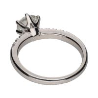 Sortija solitario en oro blanco con brillantes. Talla 13.