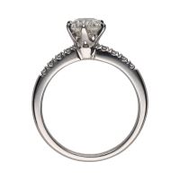 Sortija solitario en oro blanco con brillantes. Talla 13.