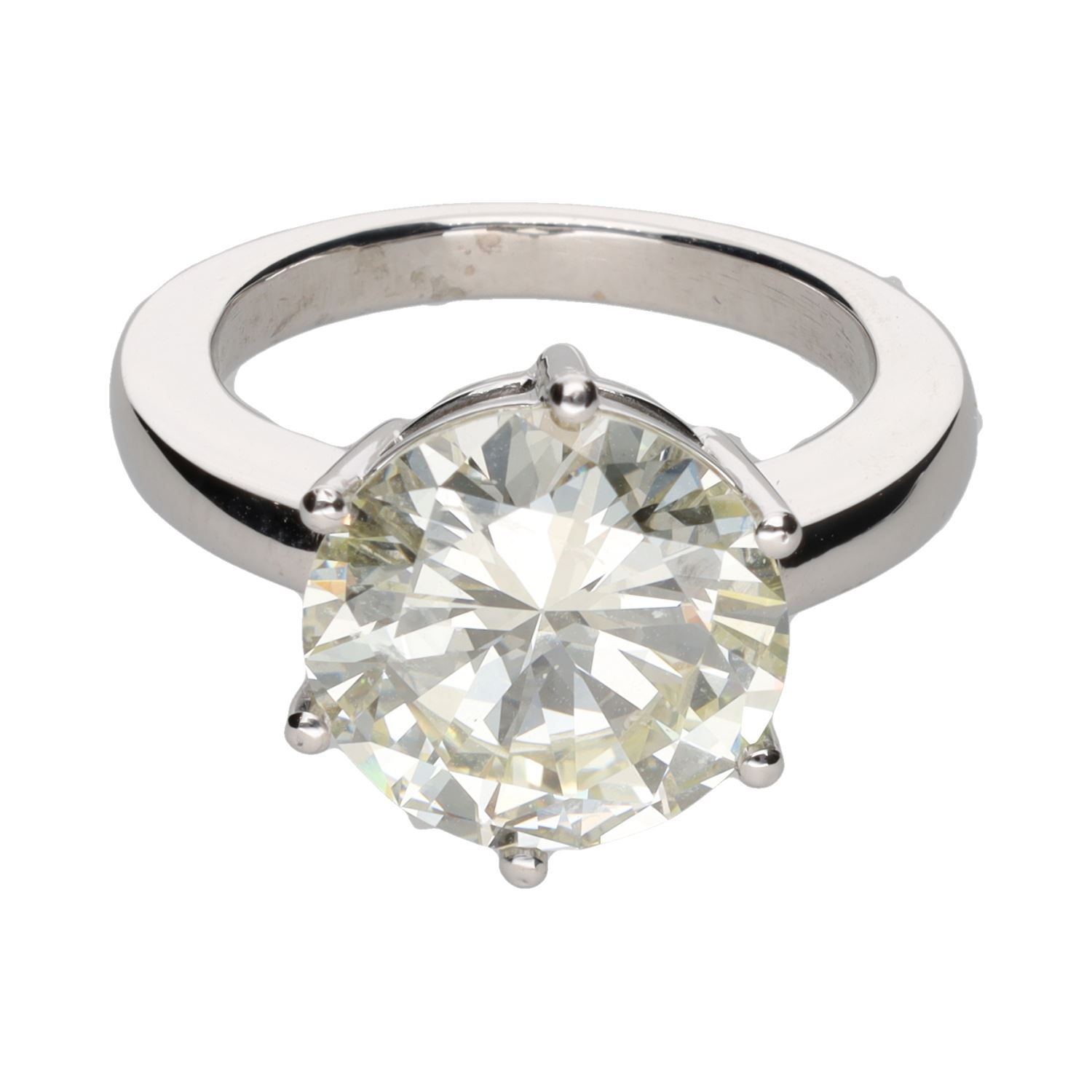 Sortija solitario en oro blanco con un brillante 5,40ct.   Talla 12.