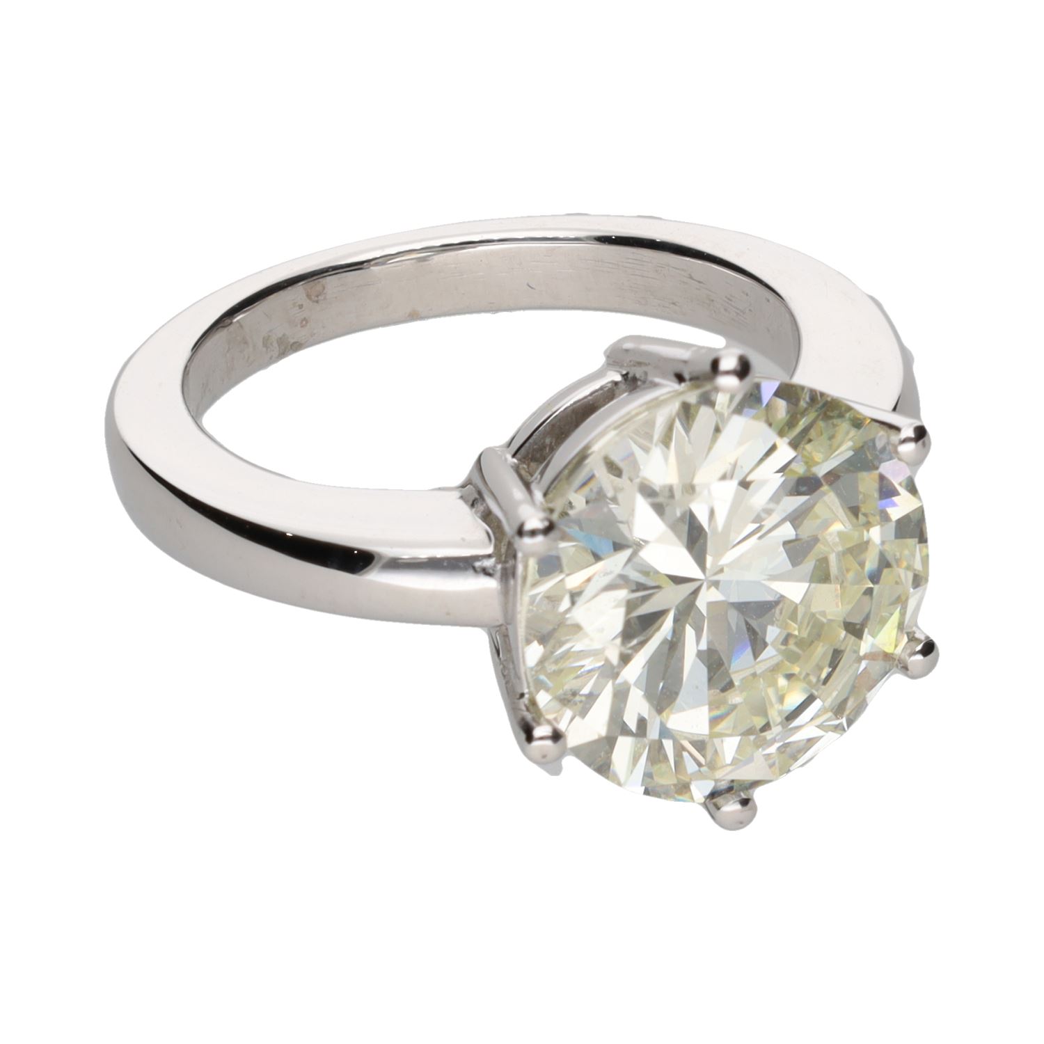 Sortija solitario en oro blanco con un brillante 5,40ct.   Talla 12.