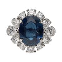 Sortija en oro blanco con zafiro y orla de brillantes. Talla 13.