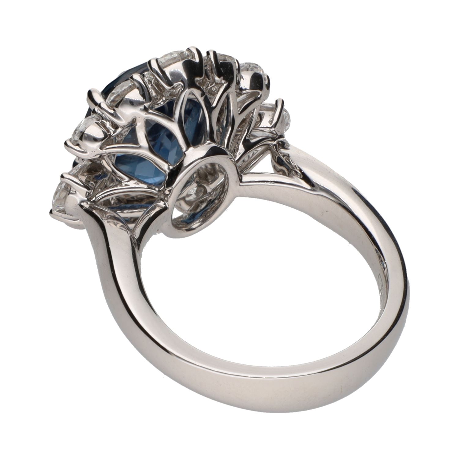 Sortija en oro blanco con zafiro y orla de brillantes. Talla 13.