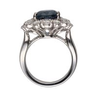 Sortija en oro blanco con zafiro y orla de brillantes. Talla 13.