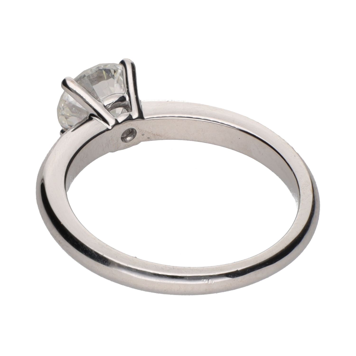 Sortija solitario en oro blanco con un brillante de 1,04ct. Talla 12.