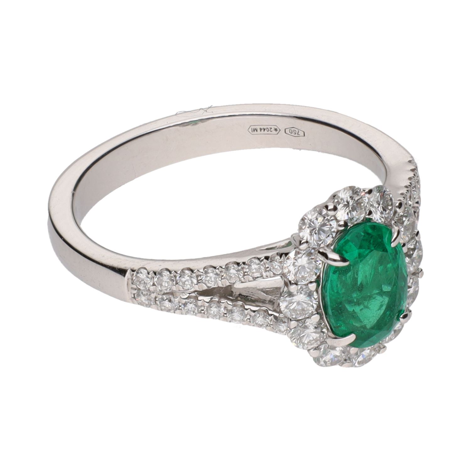 Sortija en oro blanco con esmeralda y brillantes. Talla 14.