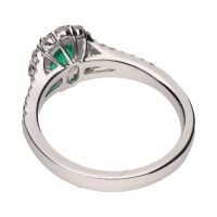Sortija en oro blanco con esmeralda y brillantes. Talla 14.