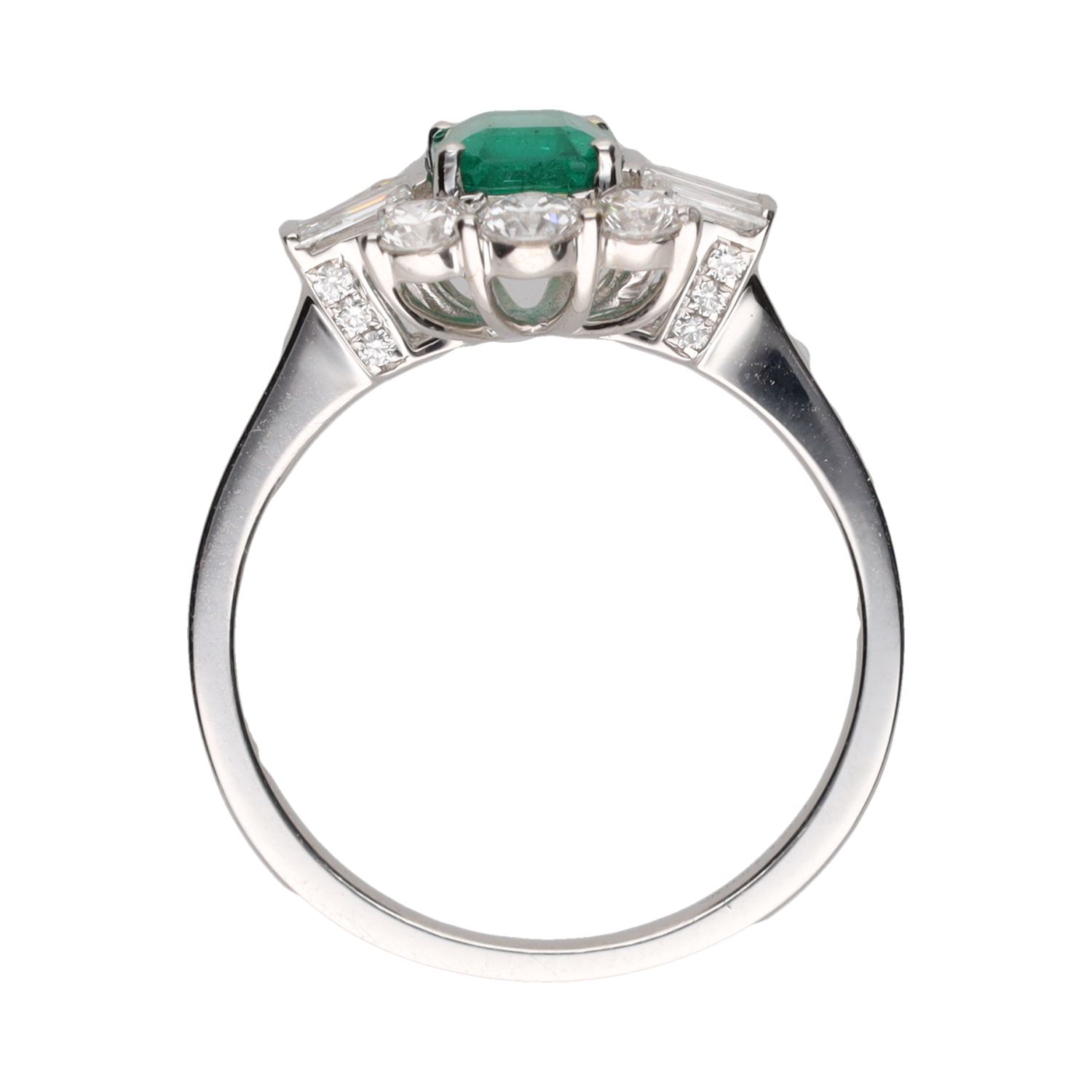 Sortija en oro blanco con esmeralda y brillantes. Talla 14.