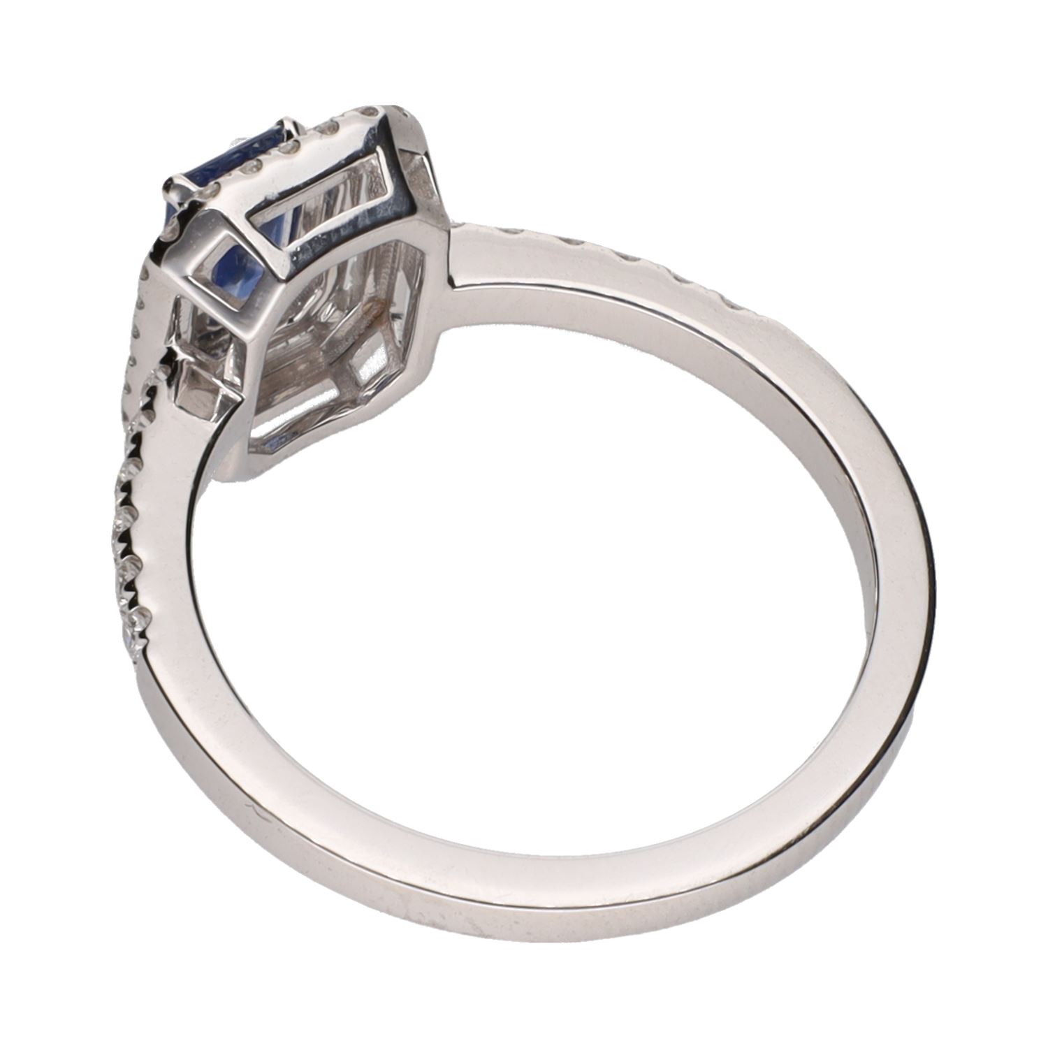 Sortija en oro blanco con zafiro y brillantes. Talla 14.