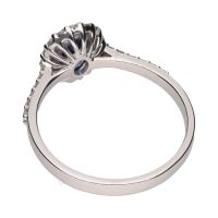 Sortija en oro blanco con zafiro y brillantes. Talla 14.