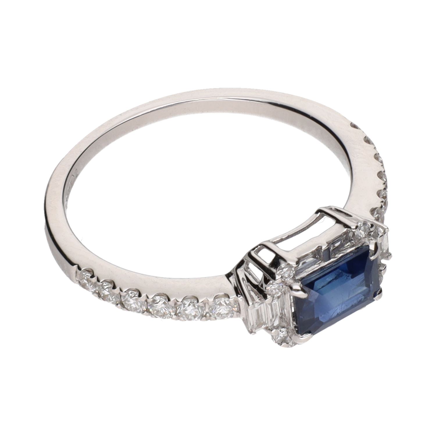 Sortija en oro blanco con zafiro y brillantes. Talla 14.