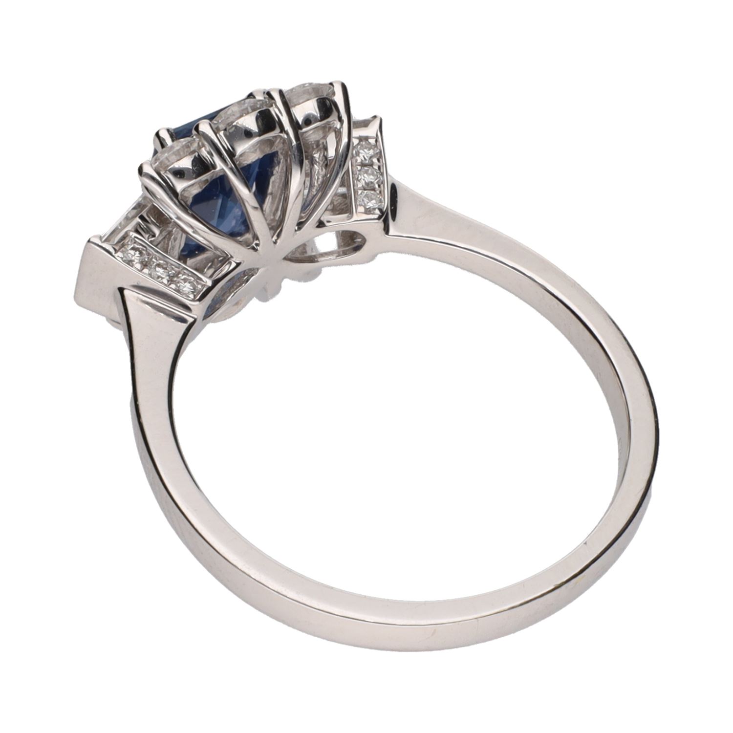 Sortija en oro blanco con zafiro y brillantes. Talla 14.