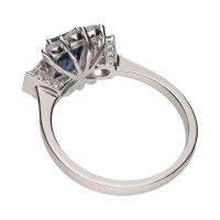 Sortija en oro blanco con zafiro y brillantes. Talla 14.