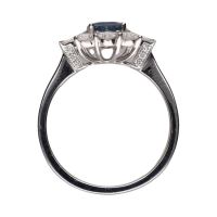 Sortija en oro blanco con zafiro y brillantes. Talla 14.