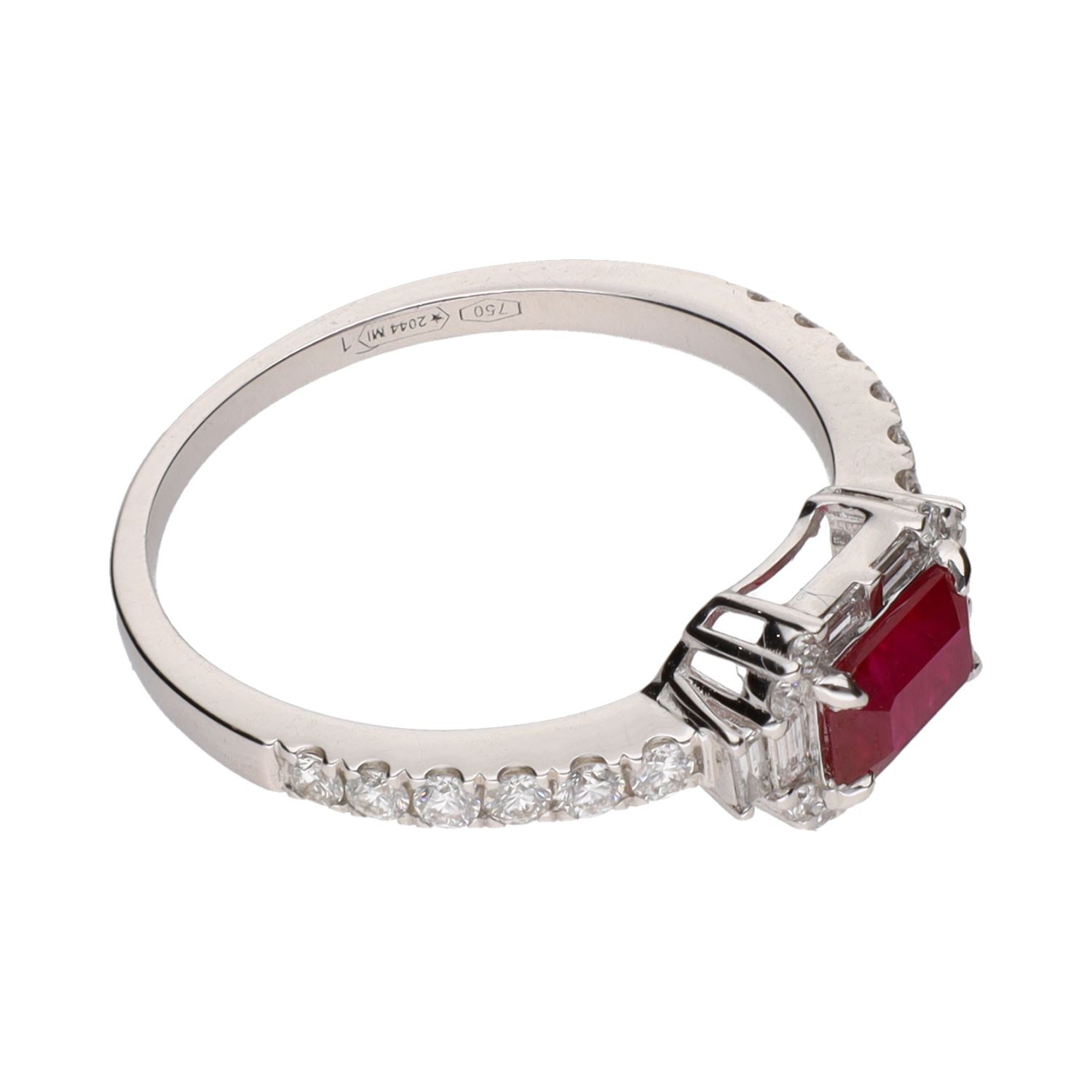 Sortija en oro blanco con rubí y brillantes. Talla 15.