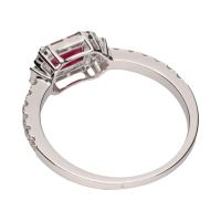 Sortija en oro blanco con rubí y brillantes. Talla 15.