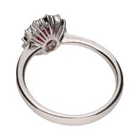 Sortija en oro blanco con rubí y brillantes. Talla 14.