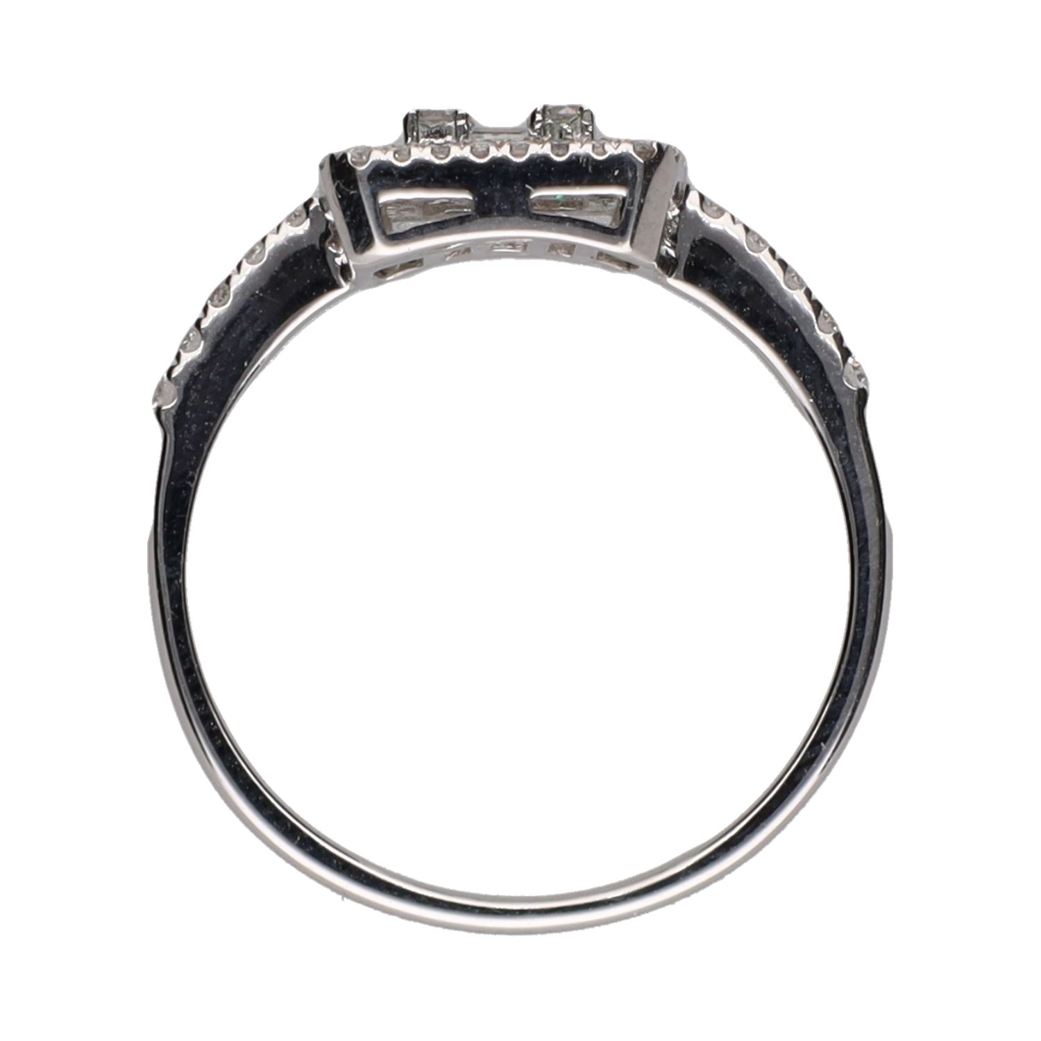 Sortija en oro blanco con esmeraldas y diamantes. Talla 14.