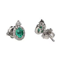 Pendientes en oro blanco con esmeraldas y brillantes.