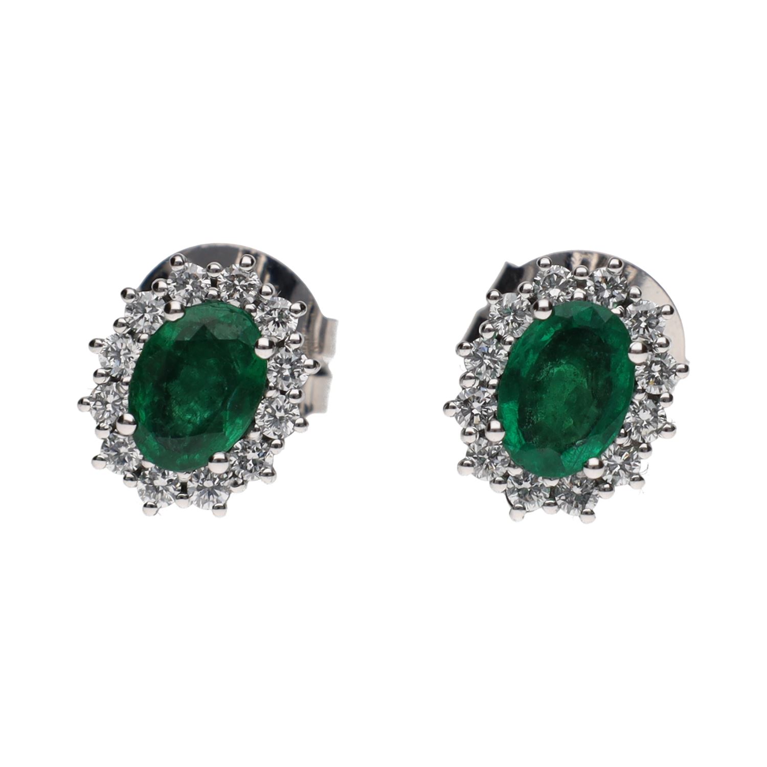 Pendientes en oro blanco con esmeraldas y brillantes.
