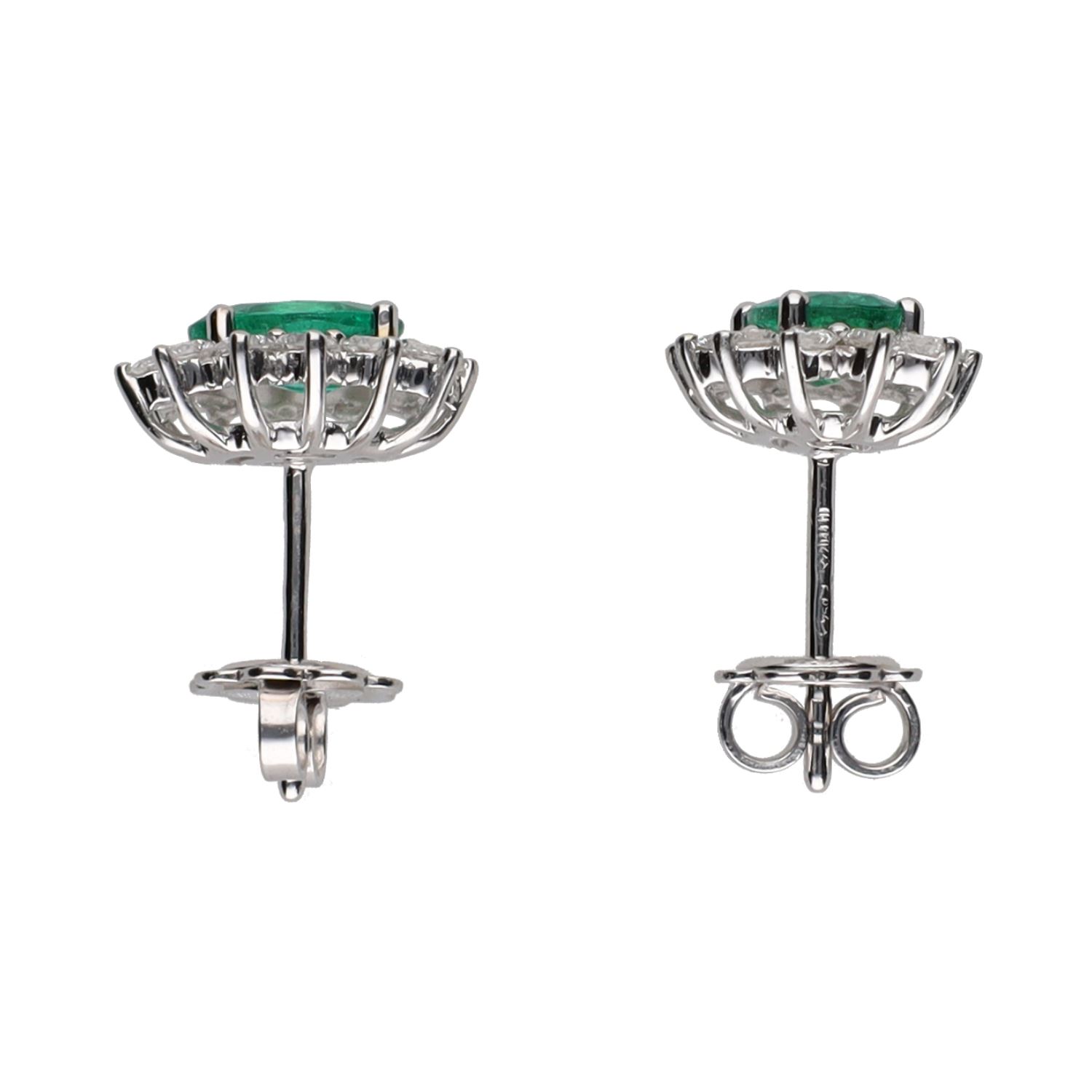 Pendientes en oro blanco con esmeraldas y brillantes.