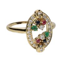 Sortija en oro amarillo con esmeraldas, rubíes, zafiros y brillantes. Talla 20.