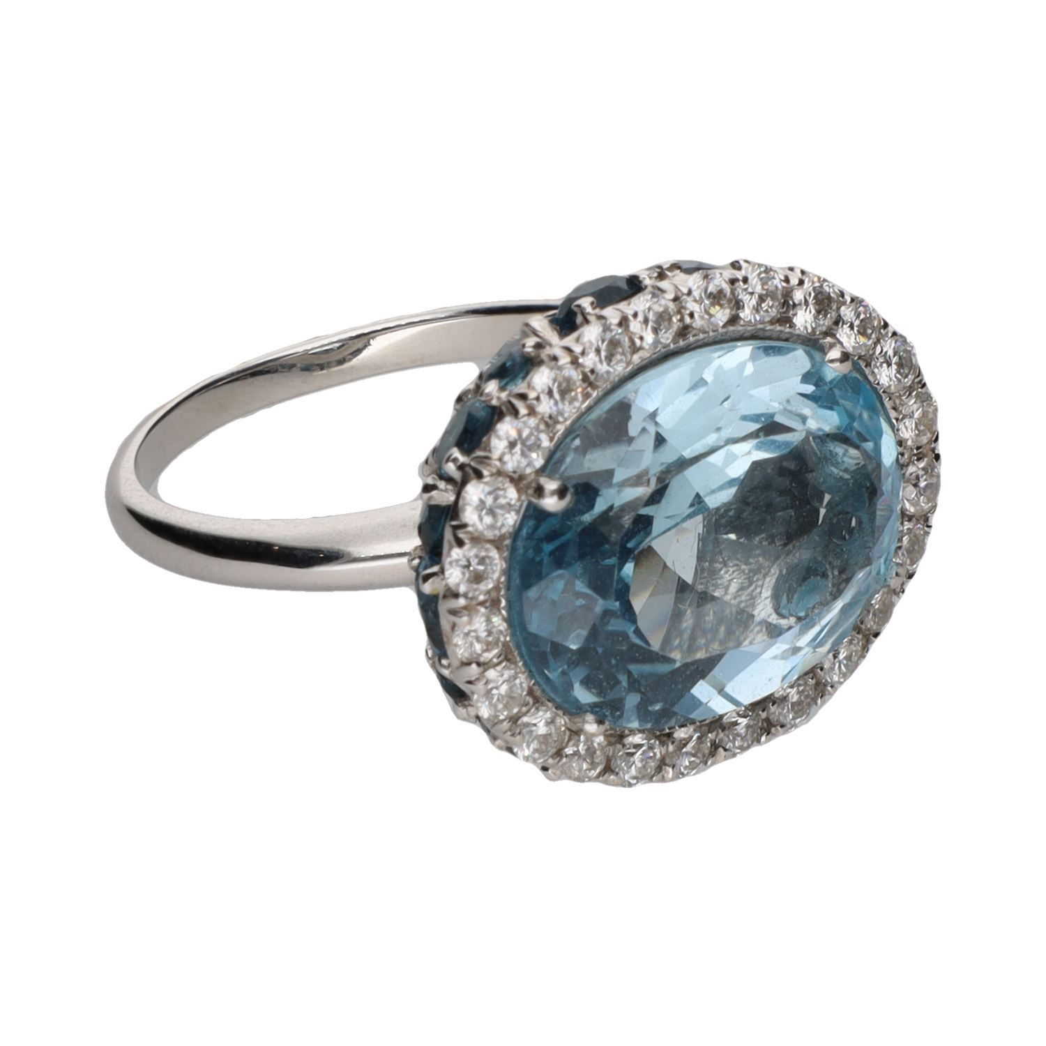 Sortija en oro blanco con topacios y brillantes. Talla 17.