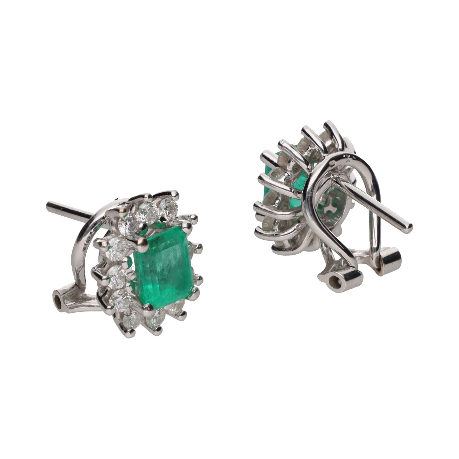 Pendientes en oro blanco con esmeralda y brillantes.