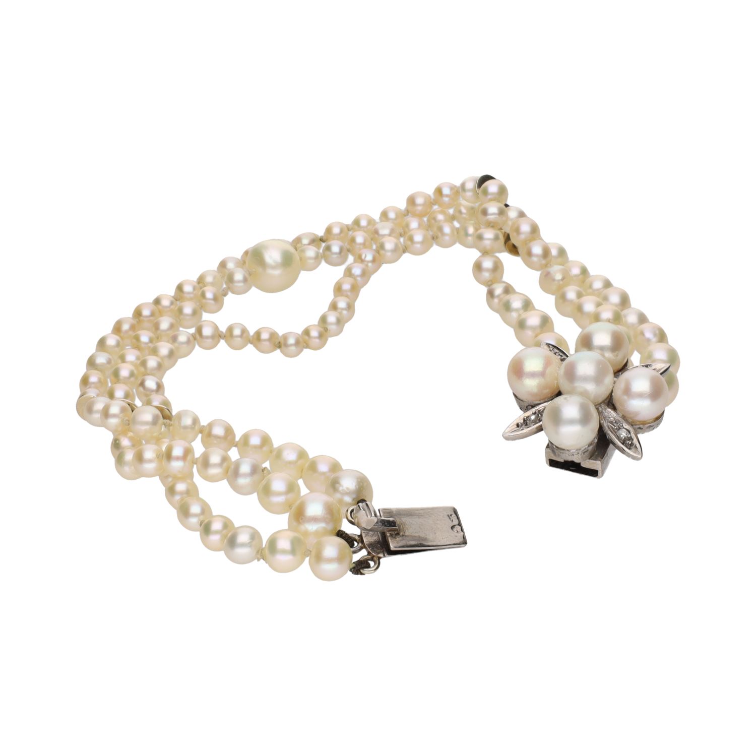 Pulsera de perlas con cierre en oro blanco con diamantes.